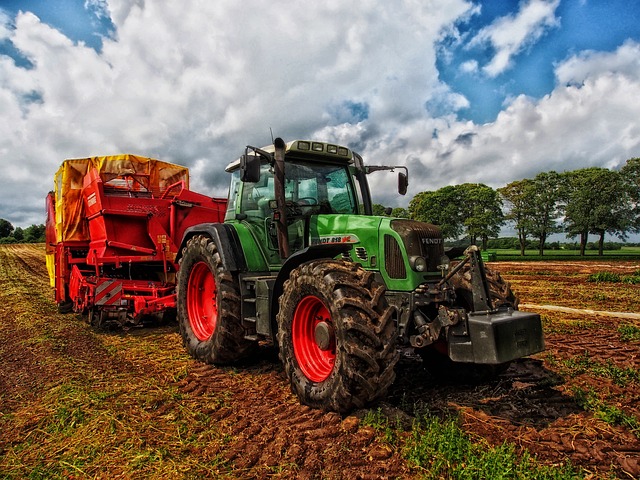 Image représentant un accident de la route avec un tracteur vert. Elle illustre l'intérêt de faire apple à un avocat spécialisé lors des accidents corporels agricoles. 